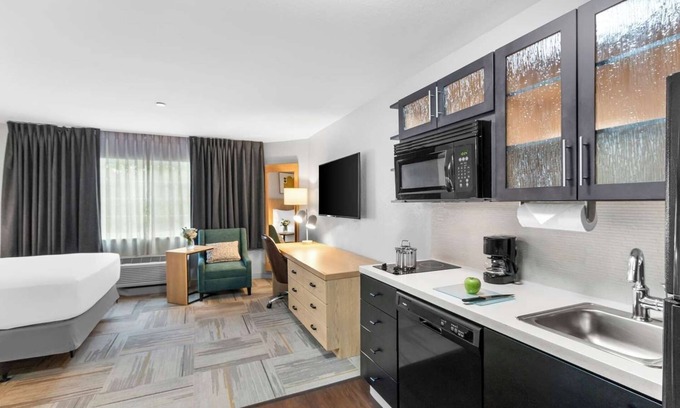 East Congress Apartment | Experience Austin's Famous 6th Street! Full Kitchen, Pet-friendly Property!