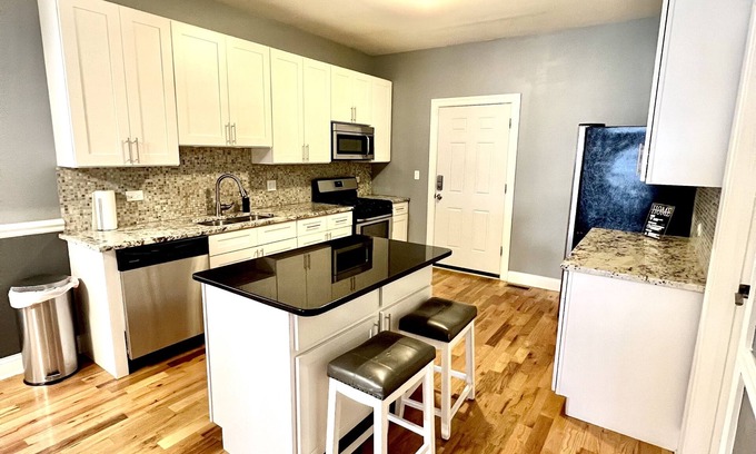 South Austin Condo | Experience Chicago living nearnUnited Center