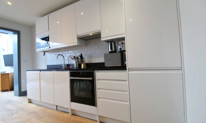 Ealing Broadway Apartment | Experience Ealing's Charm: Walk to Shops and Parks from Your Apartment