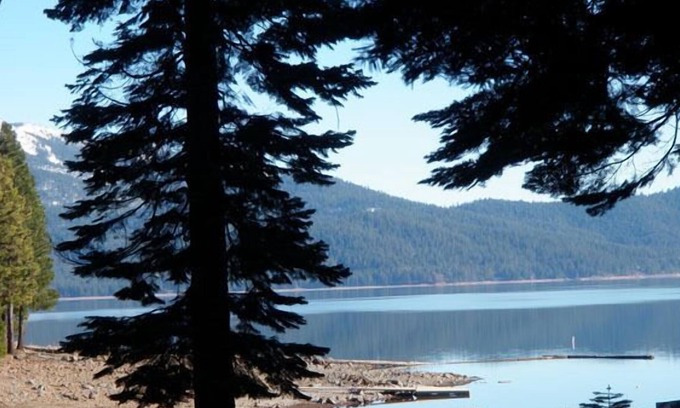 Lake Almanor Country Club House | Experience Lake Almanor living with this adorable 3 bedroom log cabin.