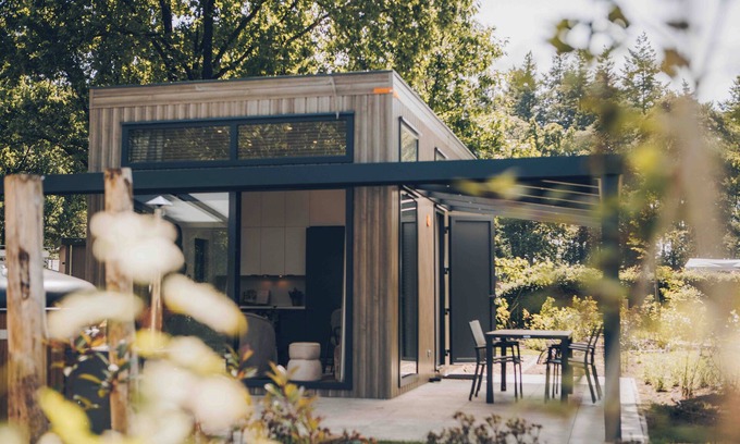 Lieren House | Experience luxury and nature at the Reeëndal Lodge on the Veluwe! With 1 bedroom, 1 sleeping loft, and a fully equipped kitchen, you can completely unwind in the lovely private hot tub.