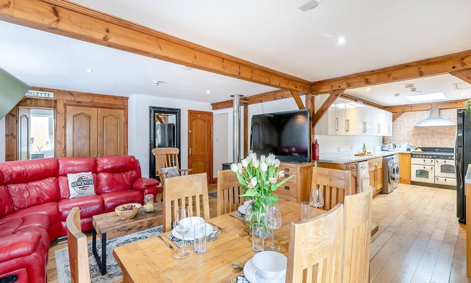 Hardwicke Cottage | Experience sociable luxury with all ground floor amenities.