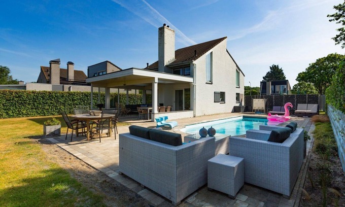Ouddorp House | Experience the best of beach life at Haringvliet 21. Enjoy on the terrace, in the pool, or on one of the lounge sofas.