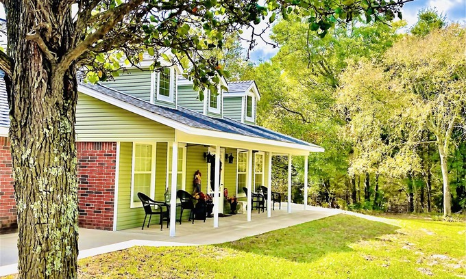 Van Zandt County Cottage | Experience the country near Canton's First Monday's Trade Days