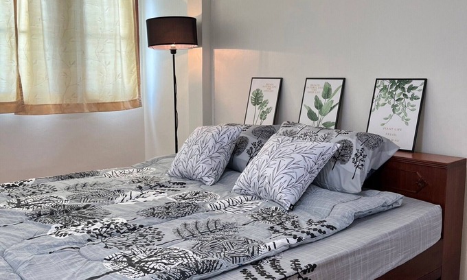 Talat Nuea House | Experience the Essence of Friendship: in the Heart of the Old Town