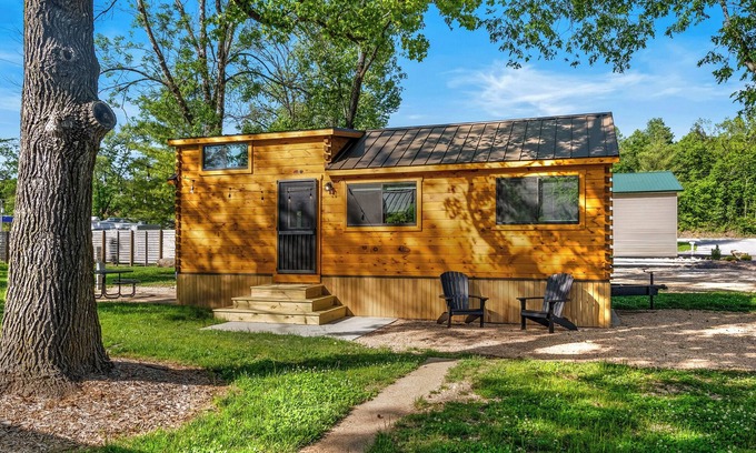 Branson Cabin | Experience the timeless charm of the Pinecrest Cabin, a delightful twist on the classic cabin style. Step inside and be greeted by the warm and rustic log cabin ambiance that will transport you to the heart of Branson, MO.