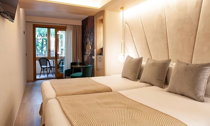 Sant Nicolau Hotel | Explore Historic Sites of Palam! Modern Suite with City View, Prime Location!