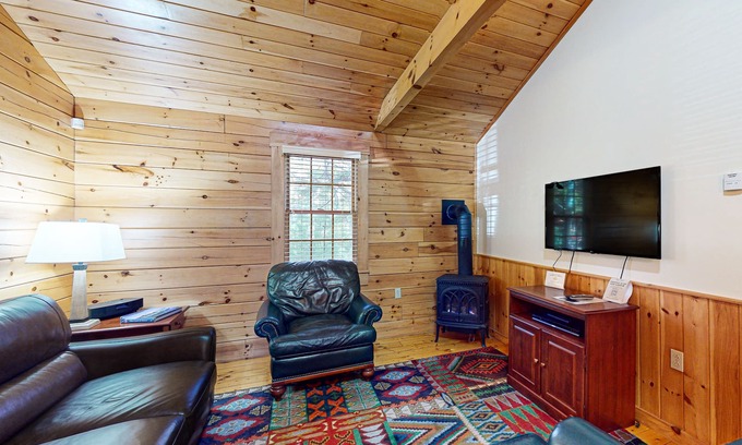 Northport Cabin | Explore nature cabin with kitchen, fireplace, WiFi, hiking & AC