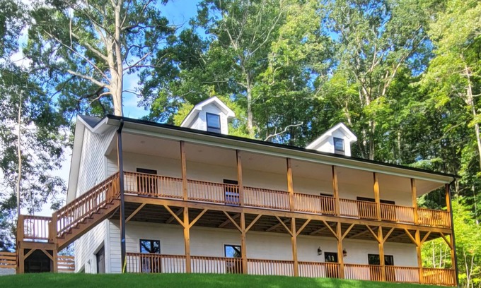 Burnsville House | Explore our Modern 4BR—stylish, pet-friendly, and perfect for comfortable travel