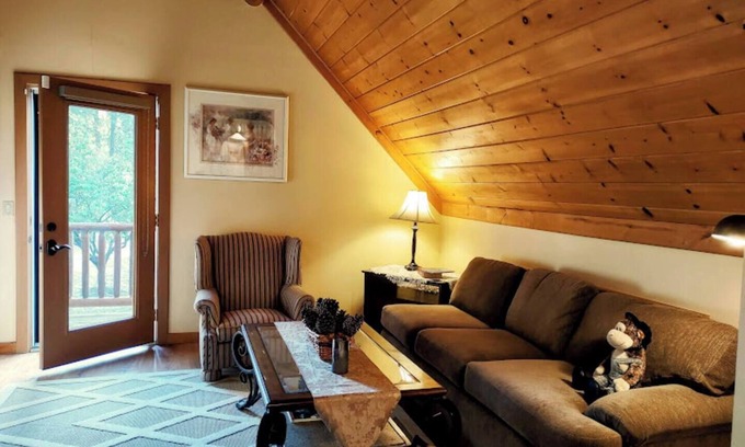 Mountain Center Cabin | Exquisite Log Cabin ~ WiFi & AC in Mountain Center near Idyllwild & Palm Springs