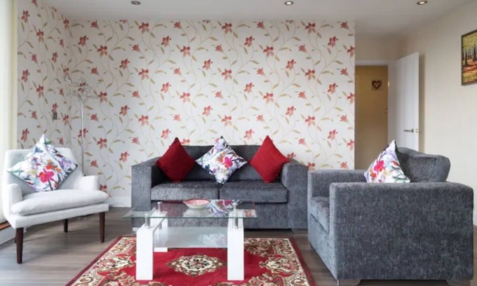 Cambridge Apartment | Exquisite Modern Station Penthouse with Balcony, Parking & Sleeps 6