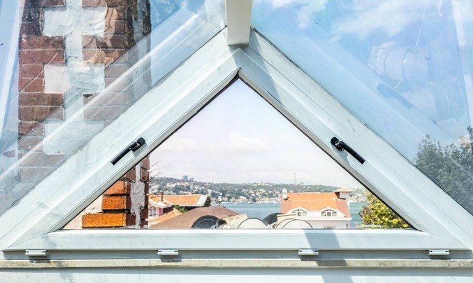 Inegeul Apartment | Exquisite Studio in Historic Mansion in Beylerbeyi