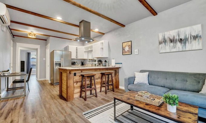 Hilltop Apartment | Extended Stay Comfort | Fast Wi-Fi | Downtown!