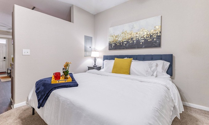 Huntsville Apartment | Extended Stay - Near Crestwood, King Bed, Gym, Parking, Fast WiFi