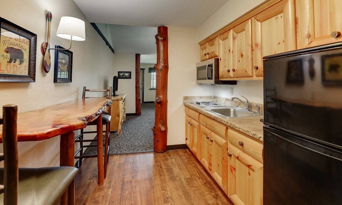 Onalaska Hotel | Extended Stay Queen Suite, Stoney Creek, Kitchen and Balcony | 2 Units