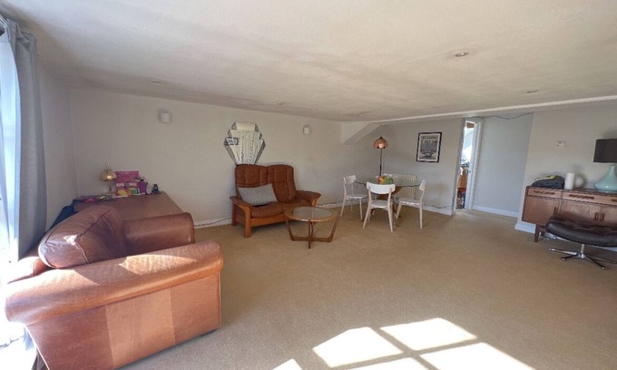 Abingdon Apartment | Extremely spacious apartment with amenities