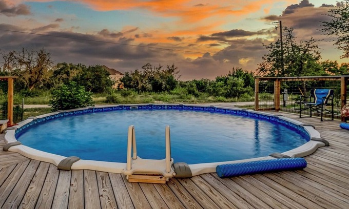 Florence House | F1 Ready Scenic Getaway in Hill Country - Amazing Views, Privacy, and Pool