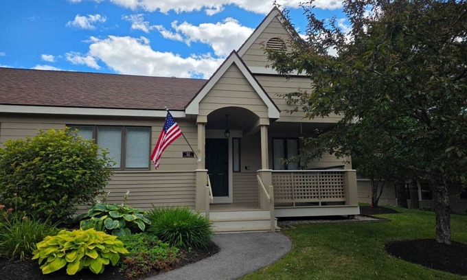 Bretton Woods Condo | F32 Modern Golf Course Home with Mountain Views