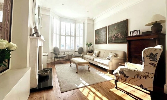 Fulham House | Fab 5 bedroom home - Parsons GreennSpacious! Under 5 mins walk to tube & buses