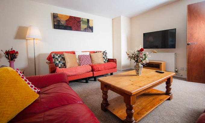 Pleasance Apartment | Fab Arthur Seat views. Old town apartment.