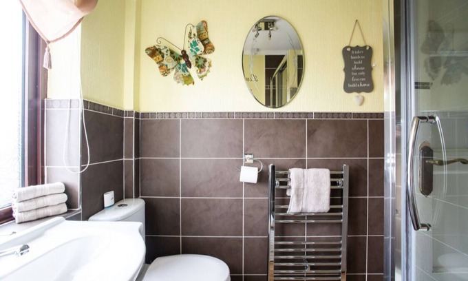 Belfast House | Fabulous 2 Bed house just 3miles from city center and 5 mins walk to shopping.