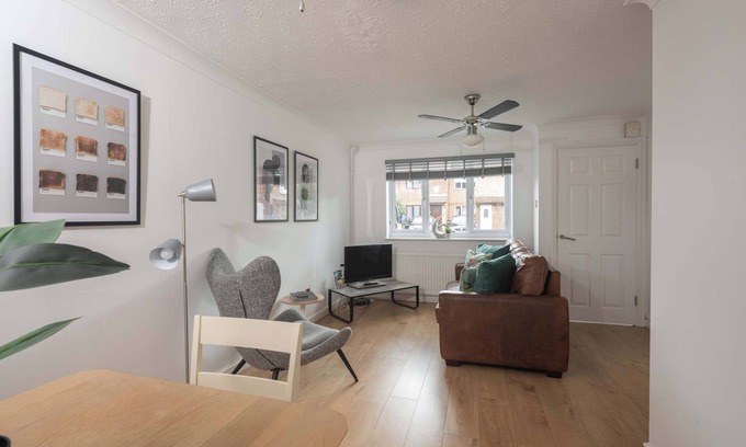 Taunton House | Fabulous 2 Bedroom House with Parking in Taunton