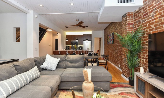 Ukrainian Village Apartment | Fabulous 5-bedroom Townhouse with Patio Terrace in vibrant New York