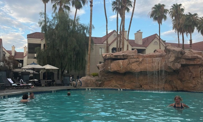 Las Vegas Resort | Fabulous Fancy Favorite just beyond the strip!