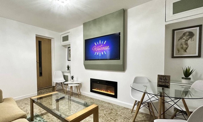 Rhondda Cynon Taff Apartment | Fabulous Fiery Flat w/body shower - Tylorstown