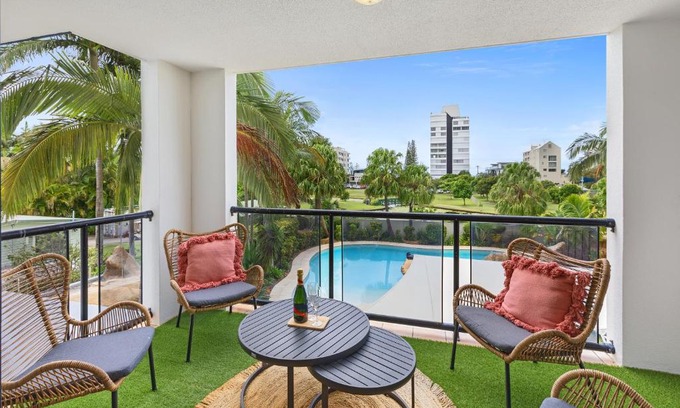 Alexandra Headland Apartment | Fabulous FREE resort facilities 50m from Beach
