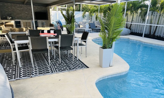 Central Corals House | Fabulous Pool Home just 11 min to beach