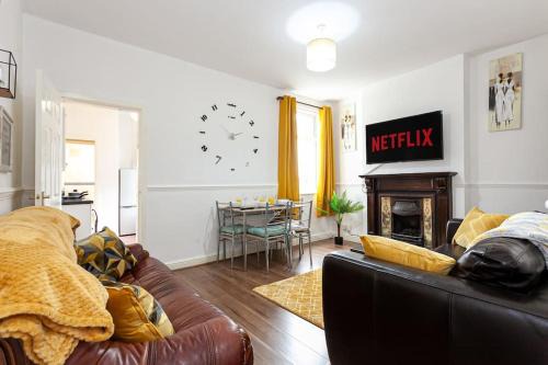 Burslem House | Fabulous Stay - 4 Bedroom House, sleeps 9, ideal for Business and Contractors, Free parking