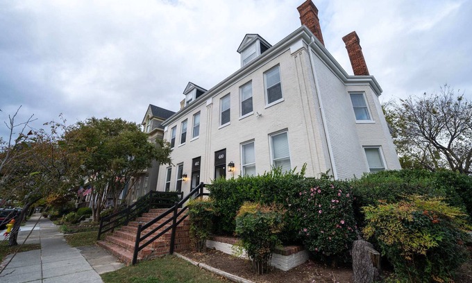 Ghent Apartment | Fairfax Manor Fountain Suite