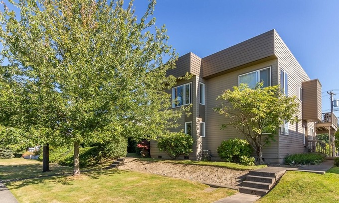Fairhaven House | Fairhaven Remodeled 2 Bdrm Urban Townhome at 1224 Larrabee Ave