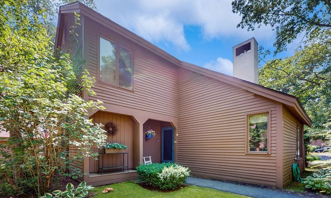 West Hartford Condo | Fairway Village condo on golf course w/private patio, fireplace & amenities