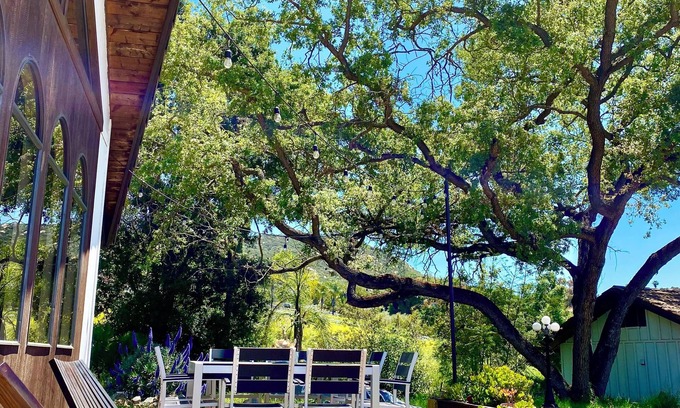 North Ridge House | Faithful Oak 4 acre rustic ranch mountain view 3BR + Loft 1 King + 3 queen beds