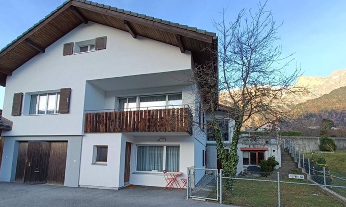Maienfeld Apartment | Falknis holiday flat in Maienfeld with mountain views