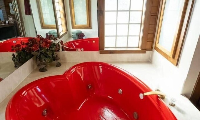 Eureka Springs Cabin | Fall Color Views + Jetted Tub for 2 + Fireplace