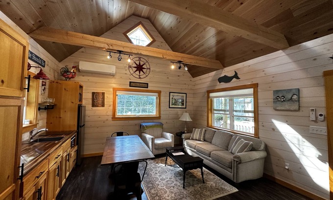 Bristol Cottage | Fall Discount 20% off, Pets Stay Free, Premier Ctg, Now Sleeps 8, Pets Free