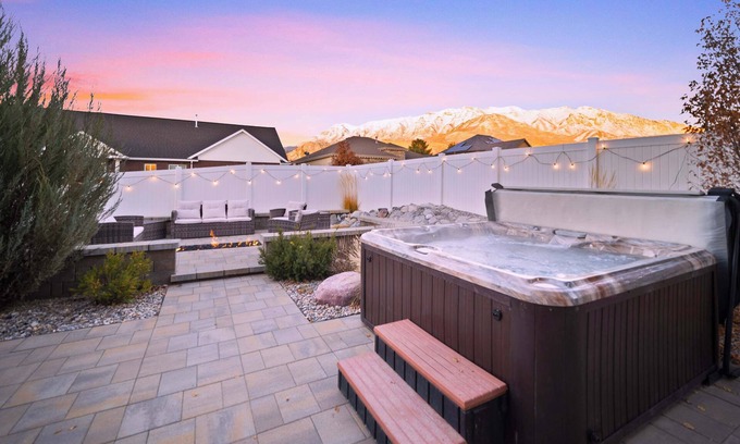 Orem House | Fall Family Retreat with Custom Sauna, Theatre, Lux MTN Spa, Pool and Poker tabl