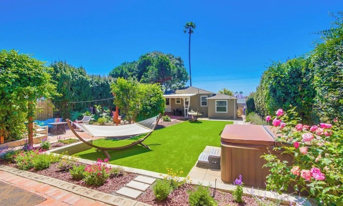 Bay Park House | Fall fun @ Dolphin Bay Hideaway pet-friendly yard!