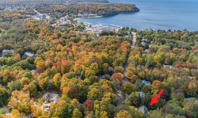Sister Bay House | Fall Into Fun Hot Tub, Games,Dogs & Marina Stroll