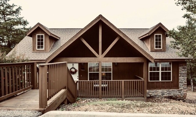 Reeds Spring Cabin | Fall is here! Come stay with us!Two master king suites. Gated golf community.