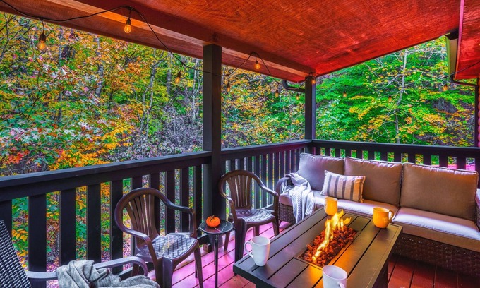 Pigeon Forge Cabin | Fall Retreat |5-star Location |2min2Pkwy |Hot Tub