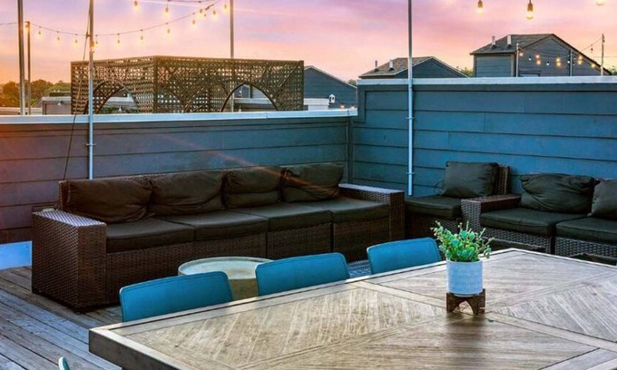 Talbot's Corner House | Fall rooftop deck, 2-car garage, chef’s kitchen near Broadway