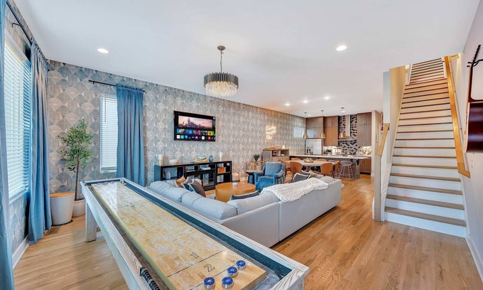 Nashville House | Fall rooftop deck, shuffleboard, BBQ, near Broadway & Nissan Stadium