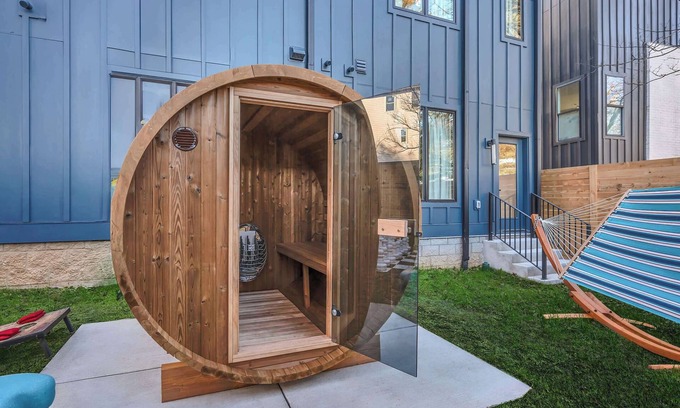 Hurwood Heights House | Fall rooftop hot tub, game room, sauna near Broadway