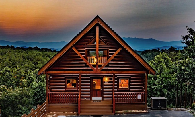 Sevierville Cabin | Fall/Winter Special*Best Views*Hottub*Games*Arcade