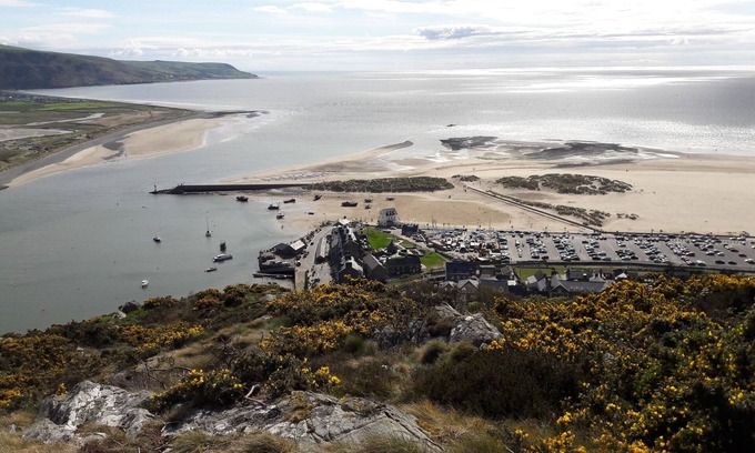 Barmouth House | Family and pet friendly 1711 stone built cottage in town centre. Close to beach