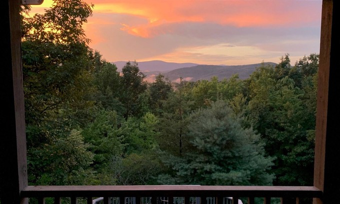 Ferguson Cabin | Family and Pet Friendly Mtn Top Cabin, Double Porch, High-Speed WiFi/SmartTVs